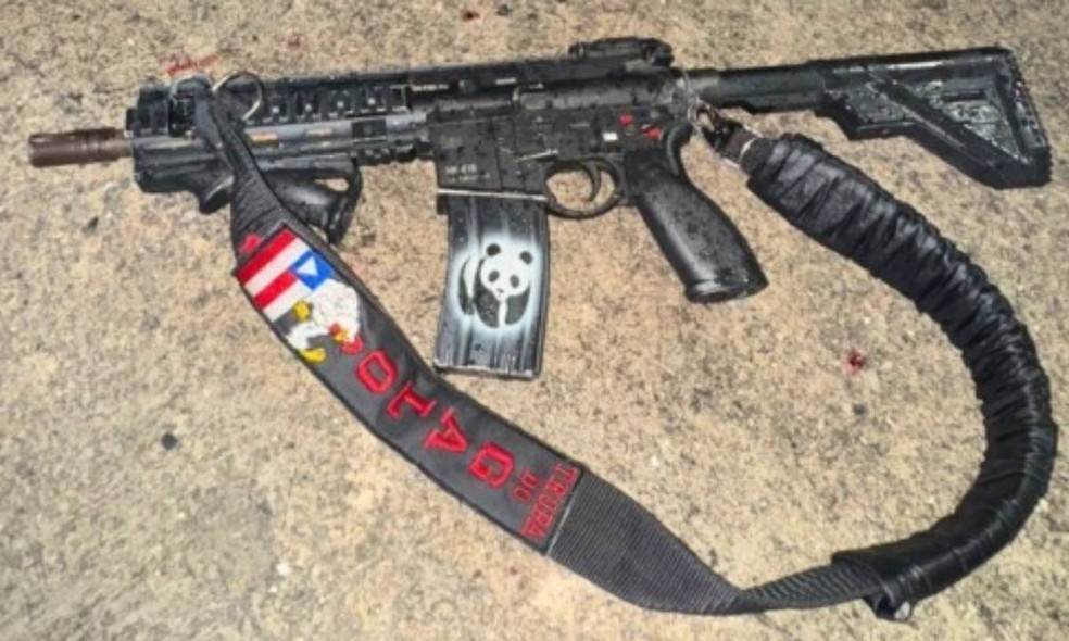 Fuzil de baiano morto em megaoperação no Rio de Janeiro tinha bandeira do estado — Foto: Reprodução/TV Bahia