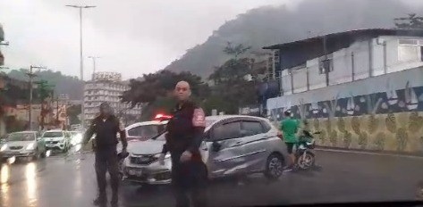 Acidente entre carro e moto deixa homem ferido em Angra dos Reis