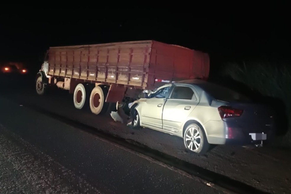 Carro bateu na traseira de um caminhão carregado com soja — Foto: Polícia Militar Rodoviária/Divulgação