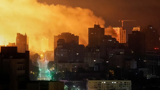 Após ataque recorde, Rússia lança mísseis e drones contra Kiev; Zelensky acusa 'escalada de terror' - Mais de 400 mísseis e drones foram lançados contra o território ucraniano, e a capital foi o principal alvo, afirmou o presidente da Ucrânia, Volodymyr Zelensky.