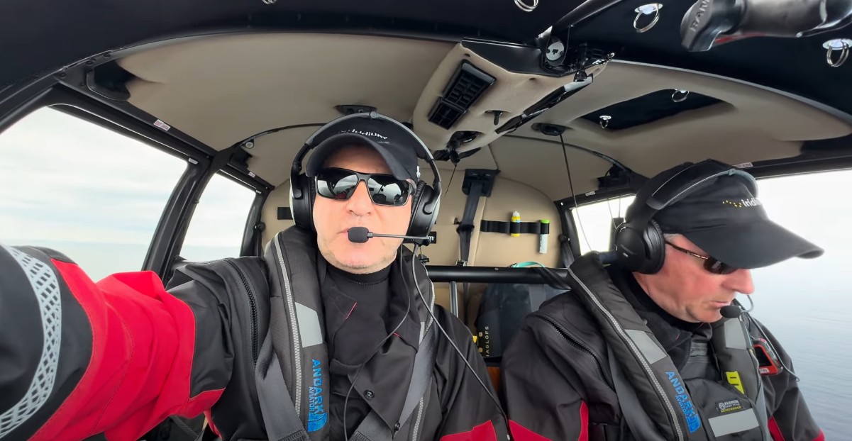 Vento e horas sobre o mar: como foi a 'travessia mais temida' de empresário durante volta ao mundo de helicóptero