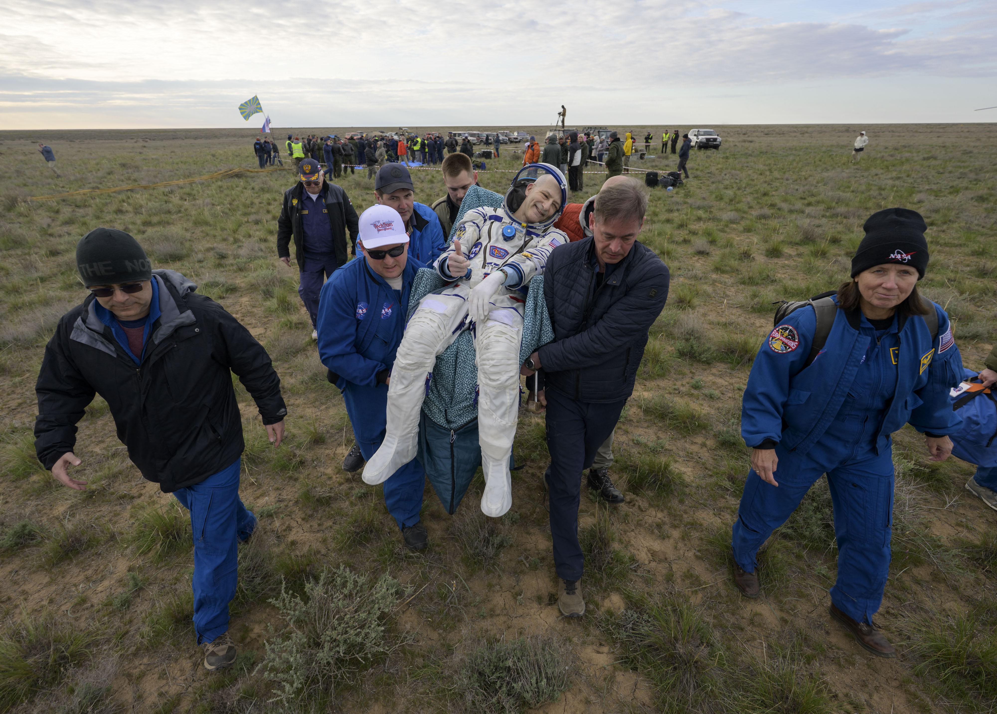Despedida Espacial Épica: Astronauta Mais Velho da NASA Completa 70 Anos ao Retornar à Terra