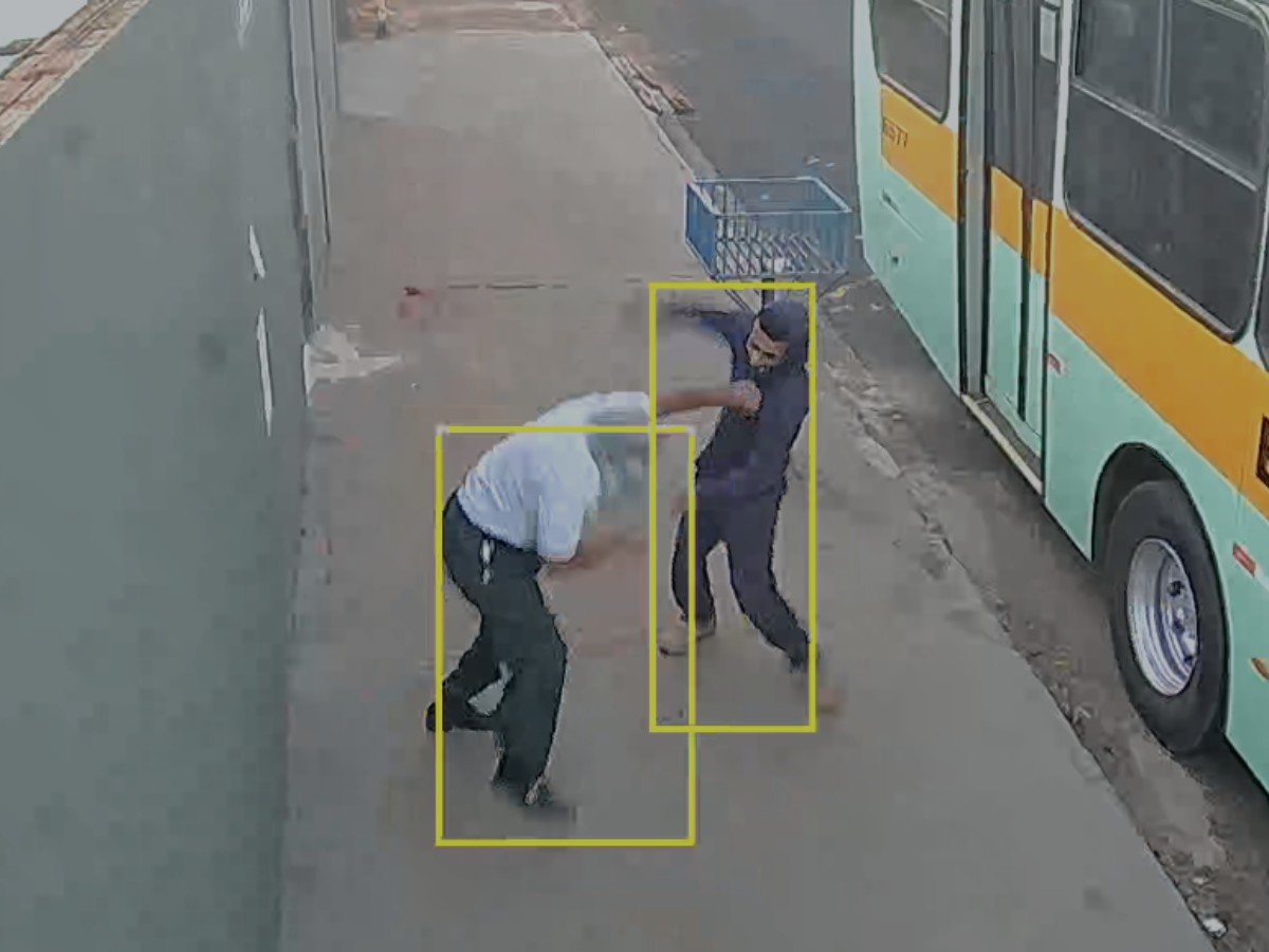VÍDEO: motorista de ônibus escolar é agredido por ciclista no interior de SP