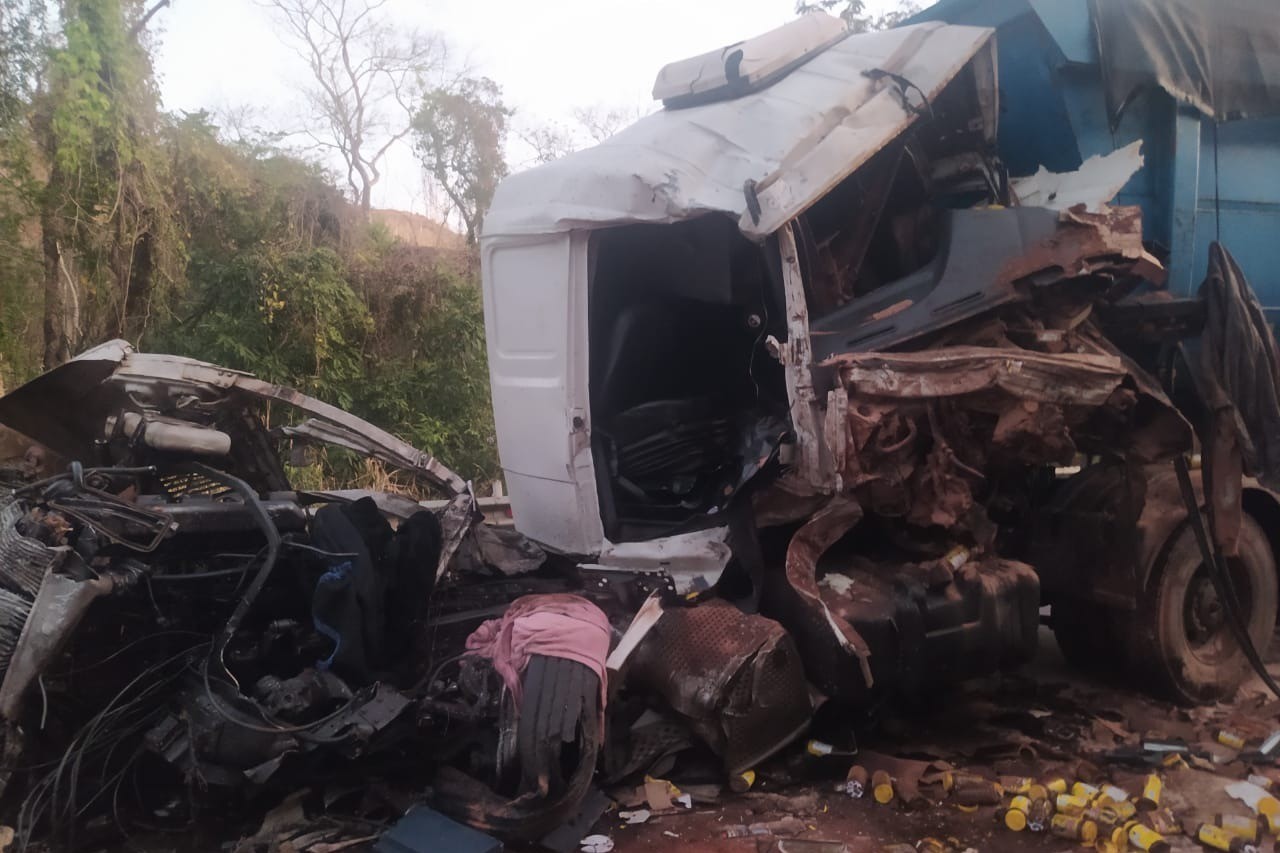 Homem morre e outro fica ferido em acidente entre duas carretas na BR-393, em Sapucaia