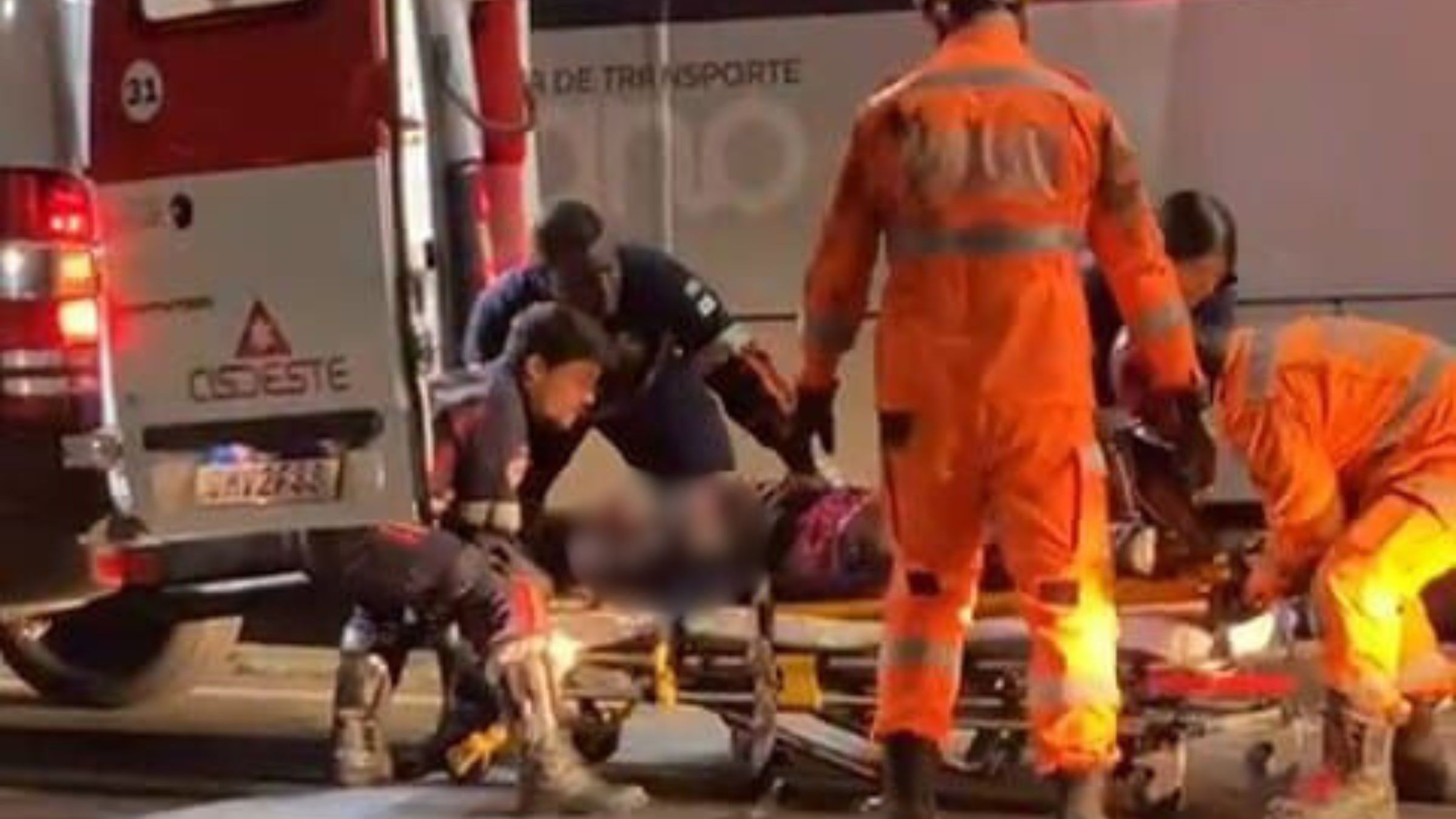 Pedestre morre após ser atropelado e ficar preso sob ônibus do transporte público em Juiz de Fora
