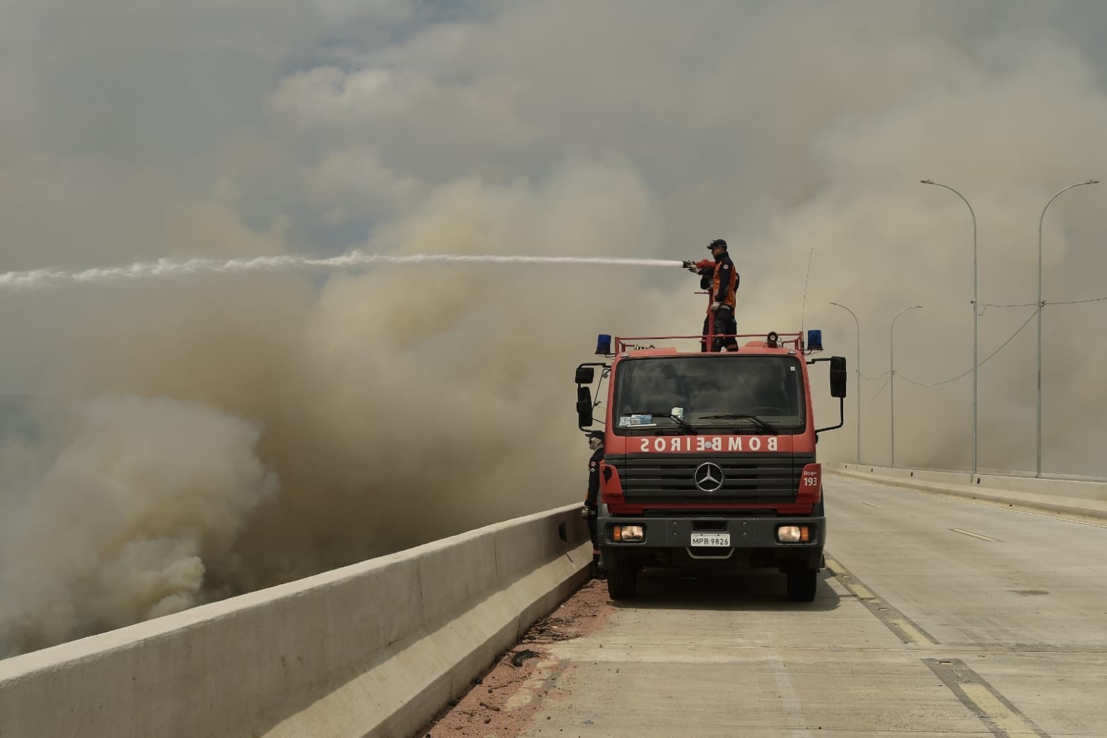 VÍDEO: Incêndio interdita Contorno do Mestre Álvaro na Serra, no ES