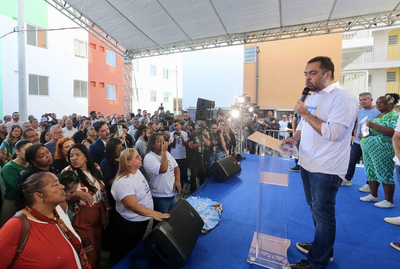 Governo do RJ entrega apartamentos no Complexo do Alemão, no Rio