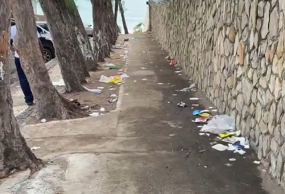 Lixo nas ruas de acesso à praia de Ponta Negra — Foto: Redes sociais/Reprodução