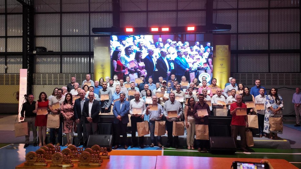 Os 50 cooperados selecionados com os melhores cafés especiais da safra 2025 na área de atuação da Cooxupé – Crédito: Divulgação