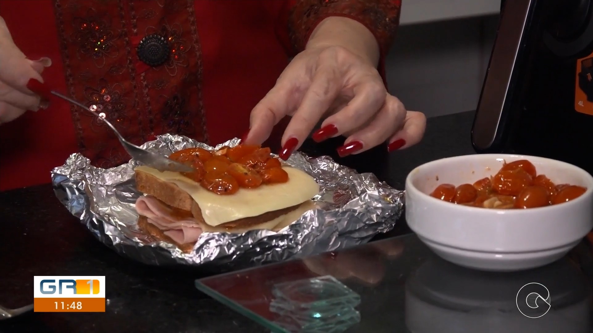 Aprenda a fazer receita de sanduíche com tomates confitados na air fryer