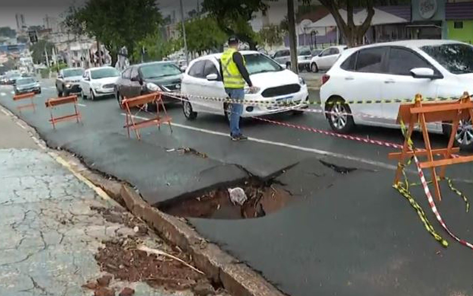 Prefeitura de Ribeirão vai fechar buraco aberto de novo na Avenida Independência em 24 horas