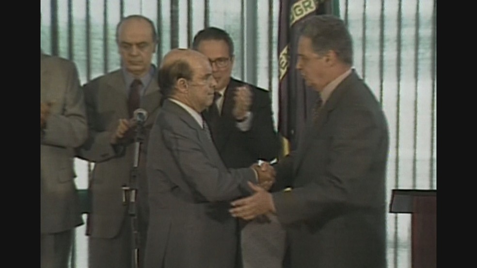 Dornelles cumprimenta o então presidente Fernando Henrique, que o nomeou ministro — Foto: Reprodução/TV Globo