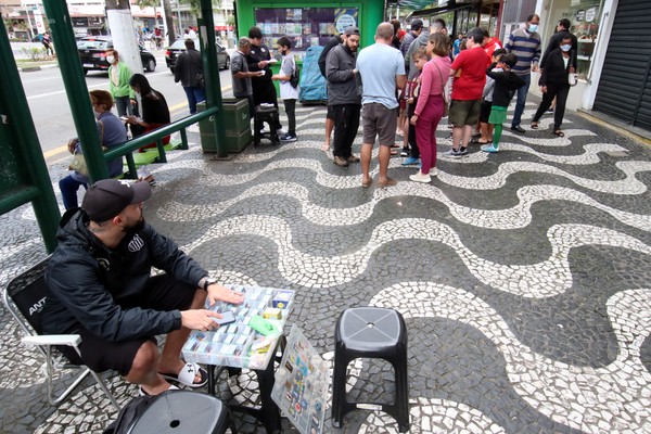 Colecionadores usam balança de precisão para achar 'figurinhas raras' do  álbum da Copa do Mundo - Jogada - Diário do Nordeste