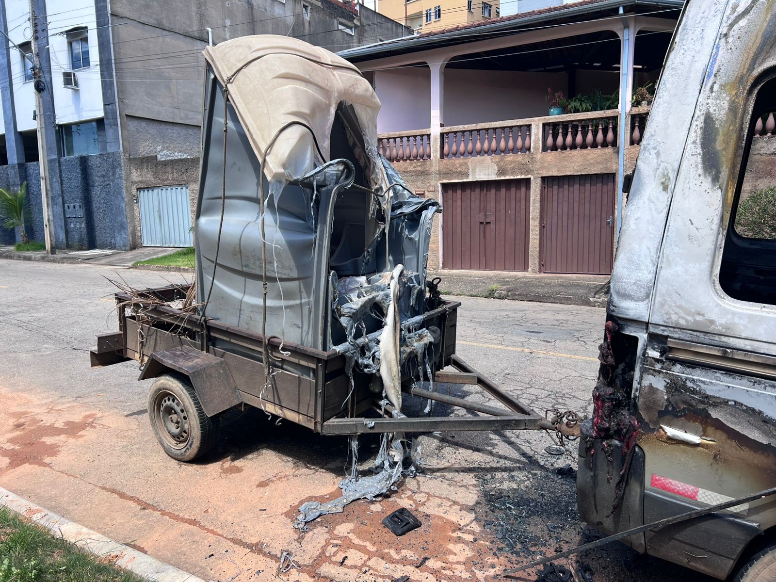 Incêndio destrói van e derrete banheiro químico em Ipatinga