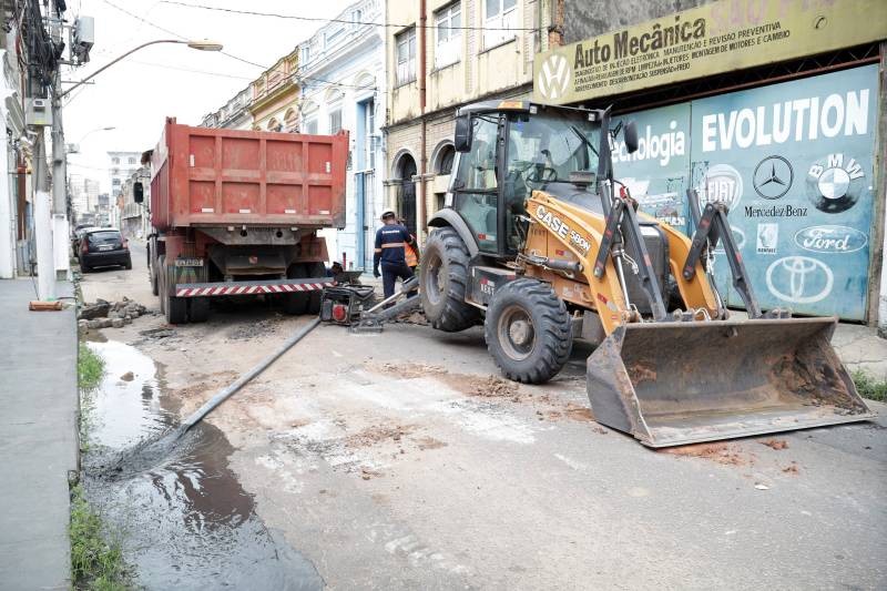 Trânsito na Rua Gaspar Viana, em Belém, é interditado para obra de saneamento