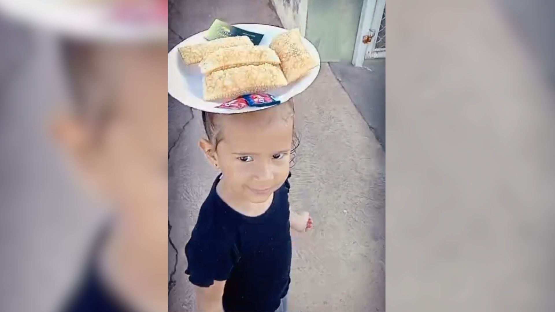 No Dia do Cabelo Maluco, criança usa penteado com pastéis de verdade em creche: 'Não esperava que comeriam', brinca mãe 