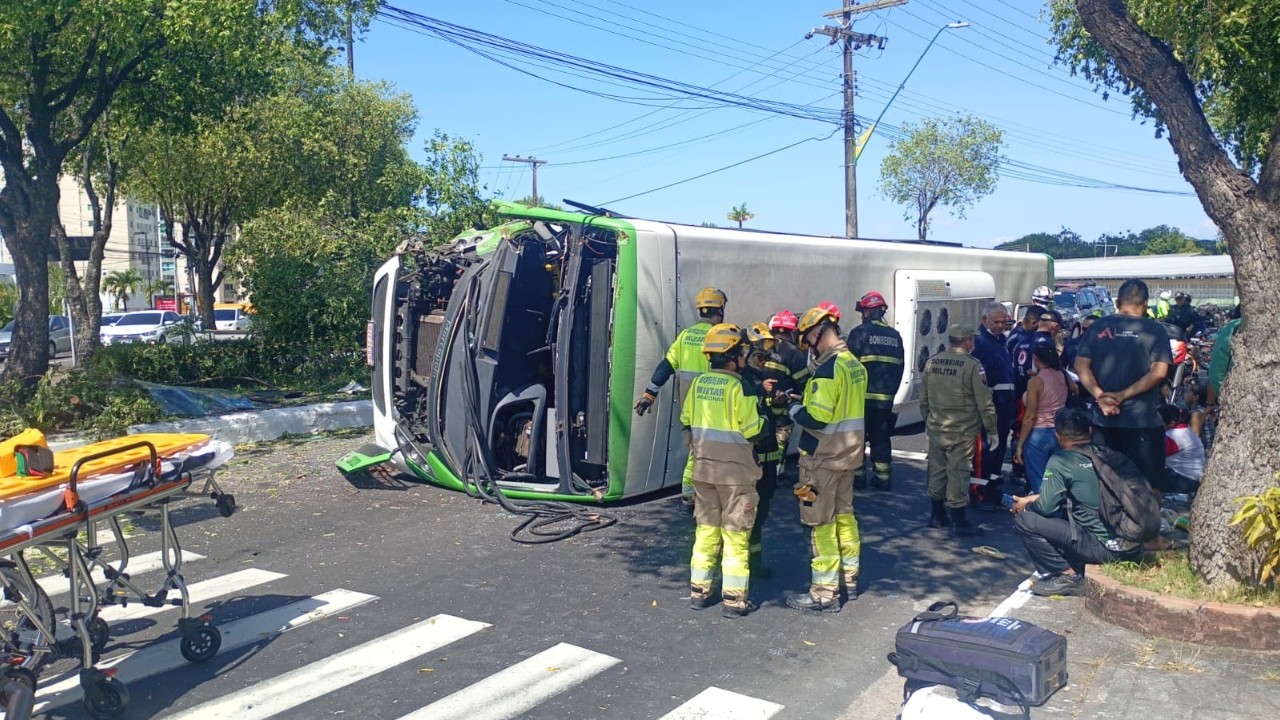 Ônibus do transporte coletivo capota e deixa mais de 20 feridos no encontro das avenidas Jacira Reis e São Jorge, em Manaus; VÍDEO