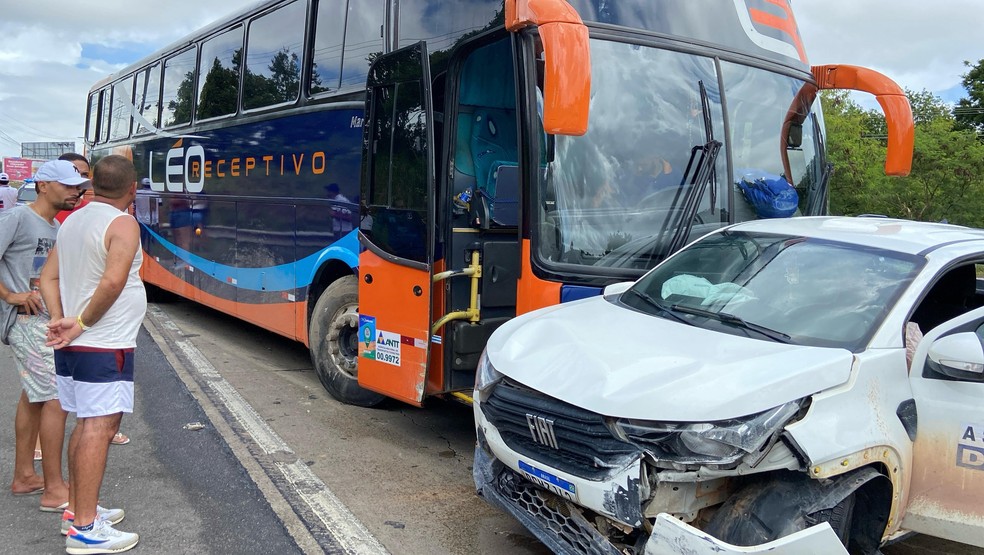 Acidente entre ônibus com torcedores do Santa Cruz e mais dois veículos deixa feridos na Paraíba — Foto: Flávio Fernandes/TV Cabo Branco