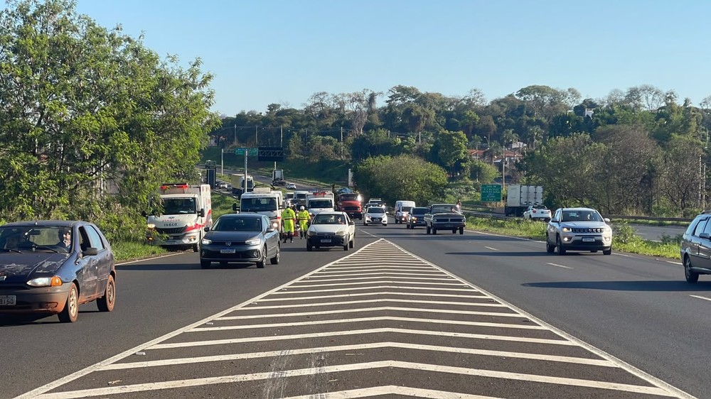 Homem morre atropelado ao parar carro no acostamento para pegar tambor que caiu de caminhão em rodovia
