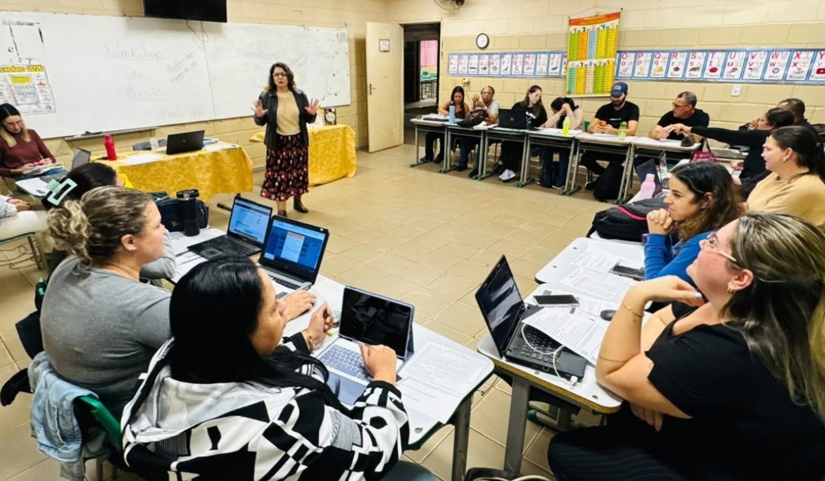 Professora transforma histórias de alunos de assentamento em livros e vira finalista em prêmio