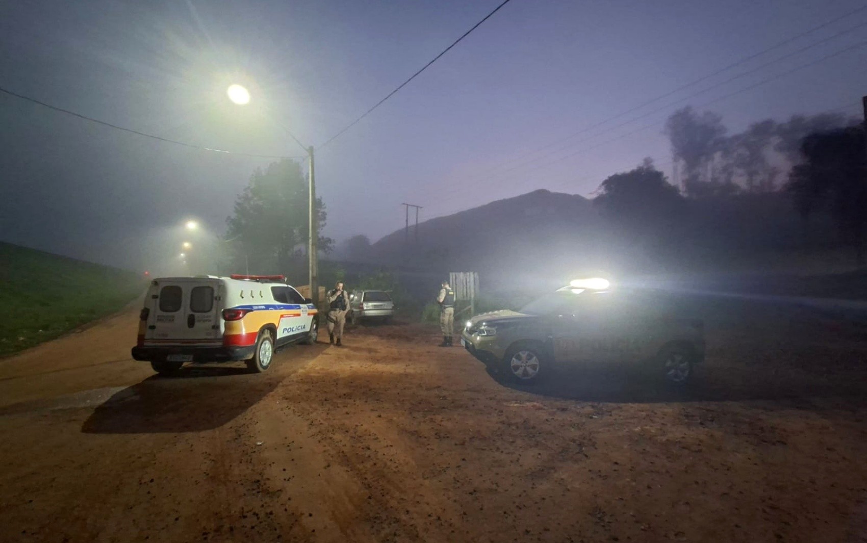 PM prende grupo suspeito de série de roubos e apreende simulacro de arma em Cambuí, MG