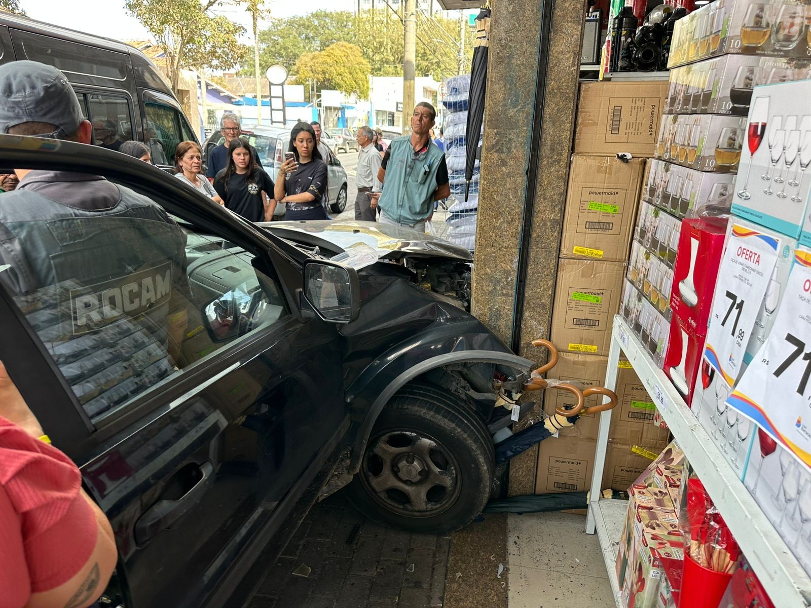 Motorista sofre ataque epilético, carro fica desgovernado e bate em loja em São José dos Campos, SP