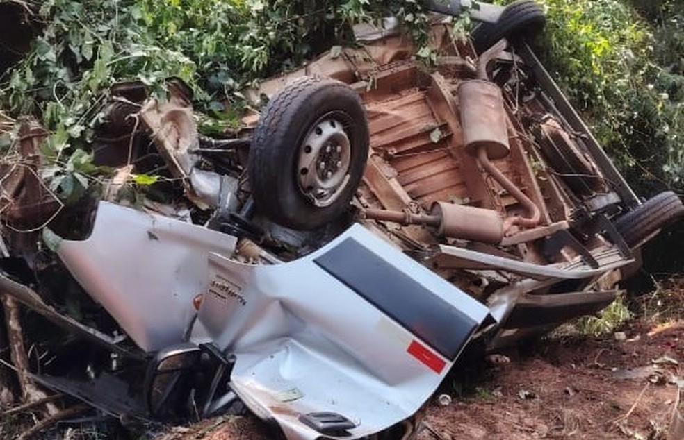Quatro pessoas morrem e outras cinco ficam feridas após van sair da pista, capotar e bater em árvore — Foto: Corpo de Bombeiros
