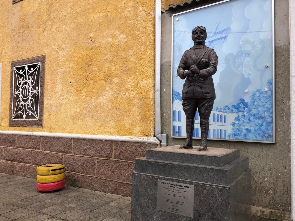 Estátua de Anésia Pinheiro Machado, a primeira aviadora do Brasil, em Itapetininga (SP) — Foto: Heloísa Casonato/g1/Arquivo