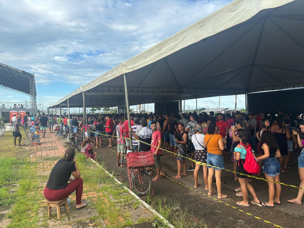 Moradores de regiões afetadas pela cheia do Rio Acre receber alimentos e água potável após vazante — Foto: Júnior Andrade/Rede Amazônica Acre