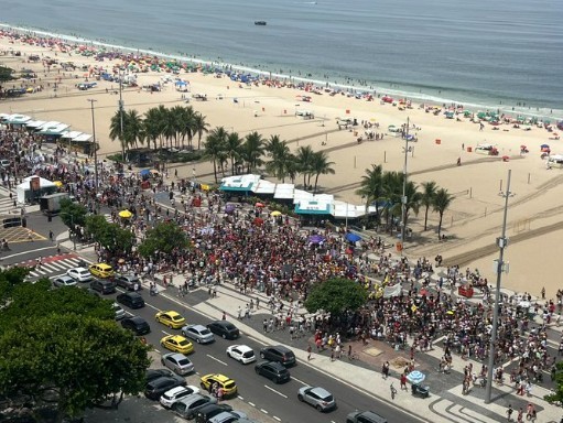 Ato em Copacabana reúne manifestantes contra a violência às mulheres no dia 8 de março