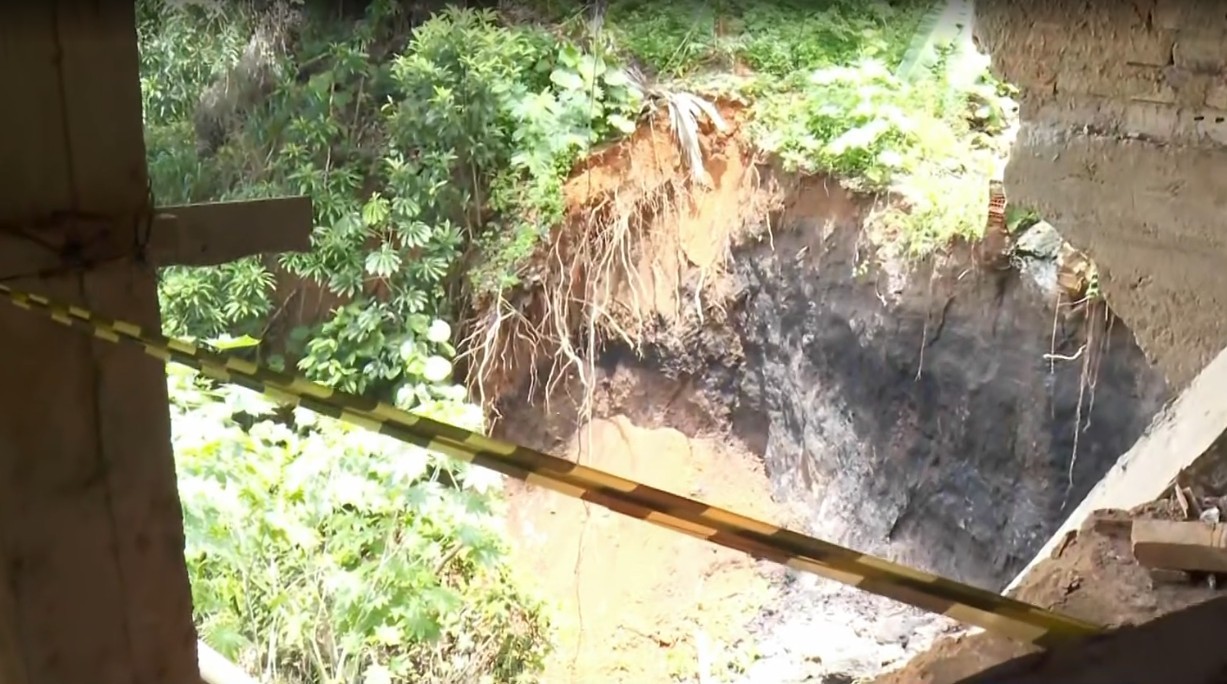 Deslizamento de terra faz quintal de casa ceder e deixa cratera em imóvel de BH