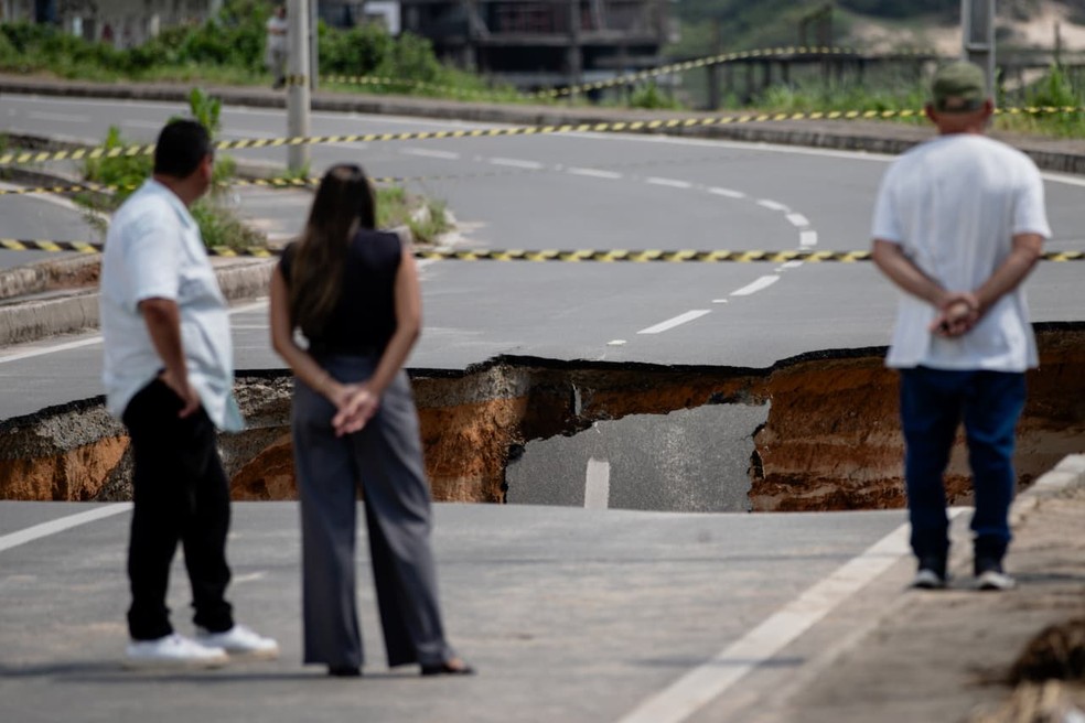 Cratera formada após asfalto ceder na estrada entre Fortaleza e Aquiraz, nesta segunda-feira (27) — Foto: Thiago Gadelha/SVM