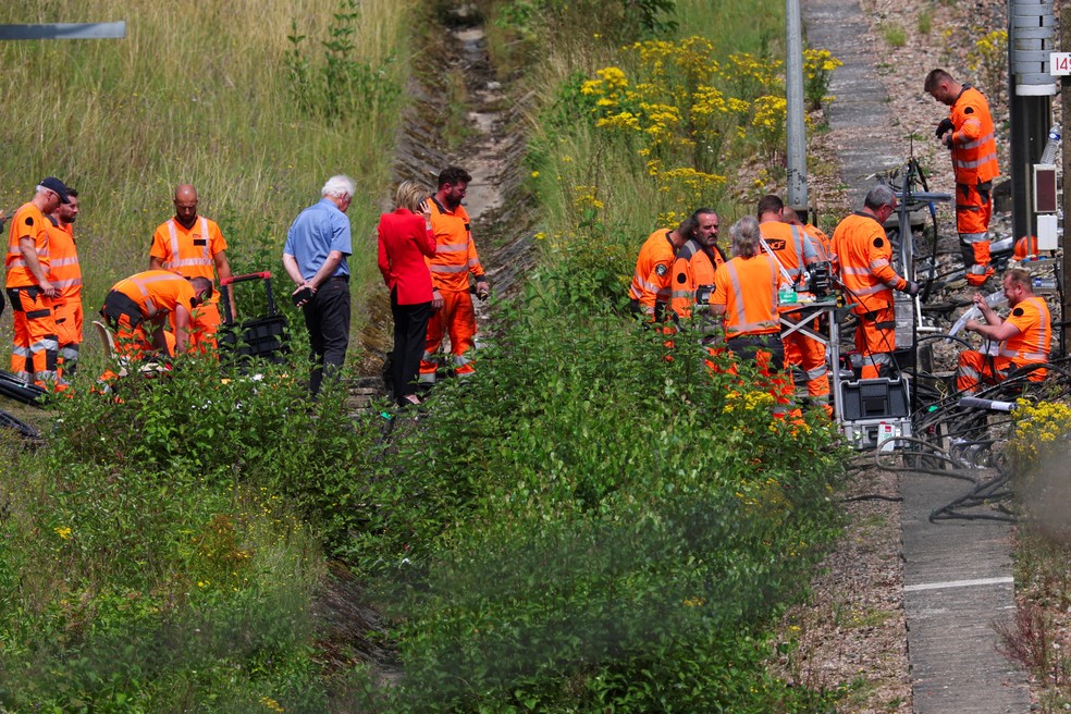 Funcionários trabalham para reparar rede de trens de alta velocidade após ataques no dia 26 de julho de 2024 — Foto: Brian Snyder/Reuters