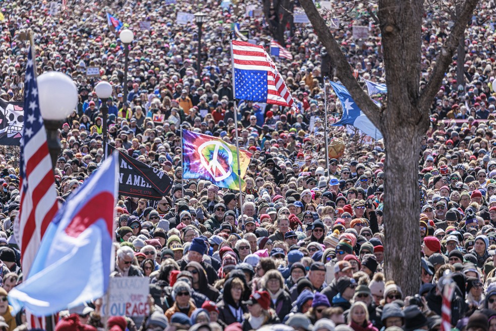 Centenas de milhares de manifestantes se reúnem em Minnesota para protestar contra Donald Trump como parte do movimento No Kings, em 28 de março de 2026 — Foto: KEREM YUCEL / AFP