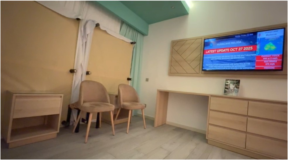 Turistas brasileiros fazem barricada com camas nas janelas de hotel — Foto: Reprodução/TV Globo