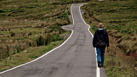 Caminhar 7 mil passos por dia é o bastante para reduzir vários riscos à saúde, aponta estudo - Embora a meta de 10 mil passos por dia costume ser mais incentivada, ampla revisão de estudos aponta que 7 mil podem bastar para reduzir significativamente riscos de doenças cardíacas, demência, depressão e diabetes.