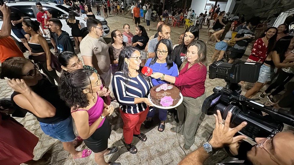 População faz festa de aniversário à espera da sangria do Açude Gargalheiras, em Acari — Foto: Matheus Menezes/Sidy’s