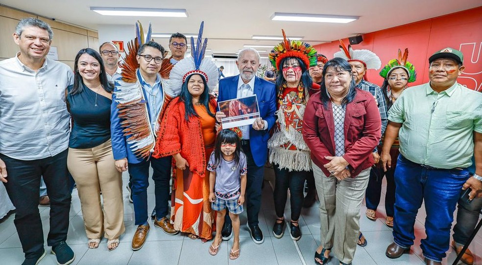 Lula e ministros se reúnem com lideranças indígenas. — Foto: Ricardo Stuckert/Presidência da República