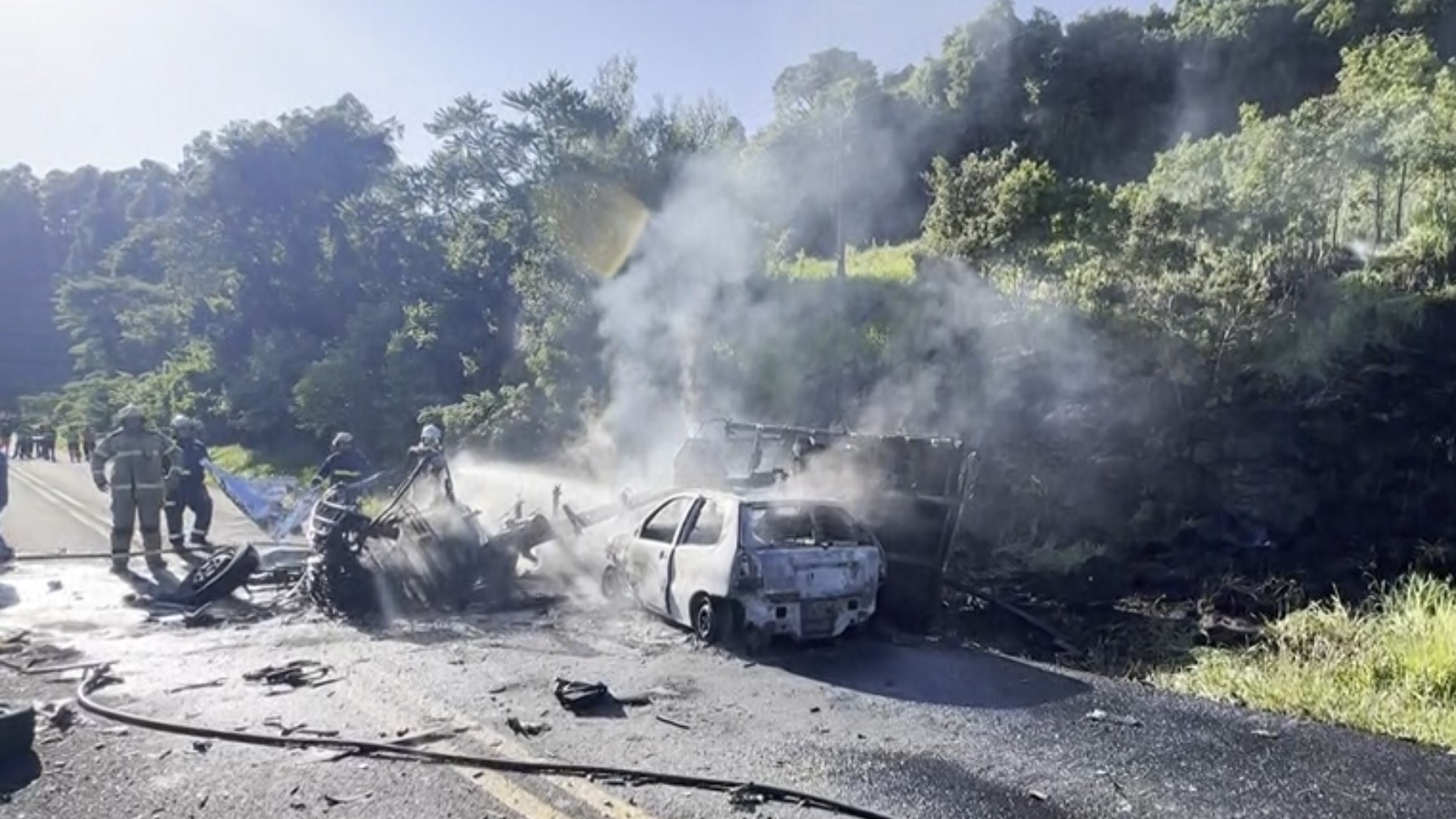 Caminhoneiro corta cinto com canivete para fugir de incêndio após batida no Paraná