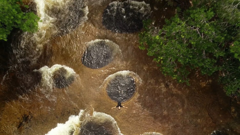 Daniela relaxa em uma das piscinas naturais da cachoeira Mutum — Foto: Globo Repórter