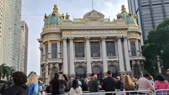 Preta Gil: Corpo é escoltado por batedores até o Theatro Municipal