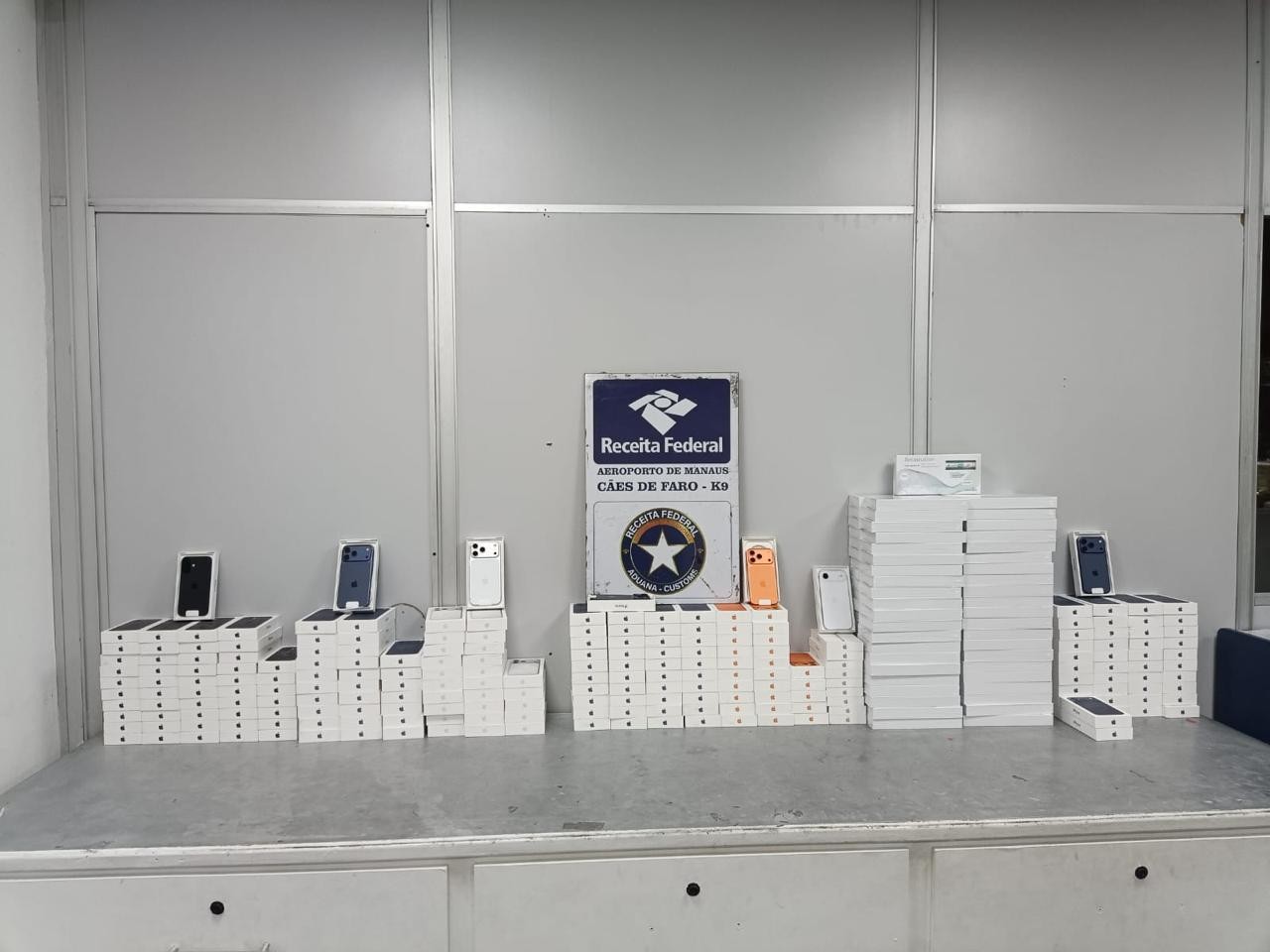 Remédio proibido para emagrecer e 2 mil iPhones são apreendidos pela Receita Federal no Aeroporto de Manaus