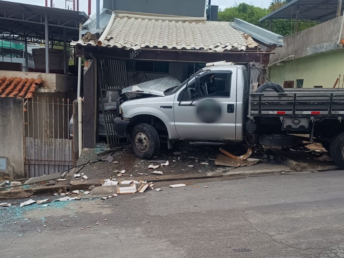 Caminhão desgovernado atinge carro e casas após ajudante esbarrar no freio de mão em MG