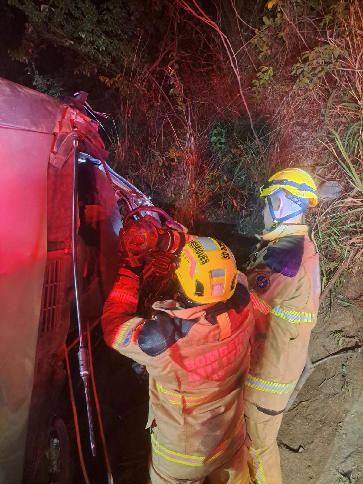 Caminhão carregado de cerâmica capota na BR-251 e motorista fica preso às ferragens