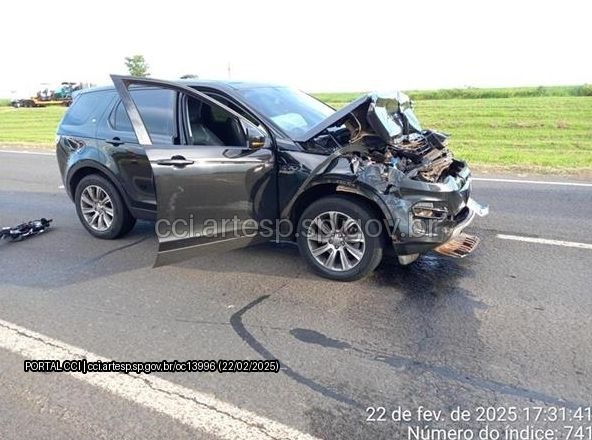 Carro bate na traseira de carreta em rodovia de Cesário Lange