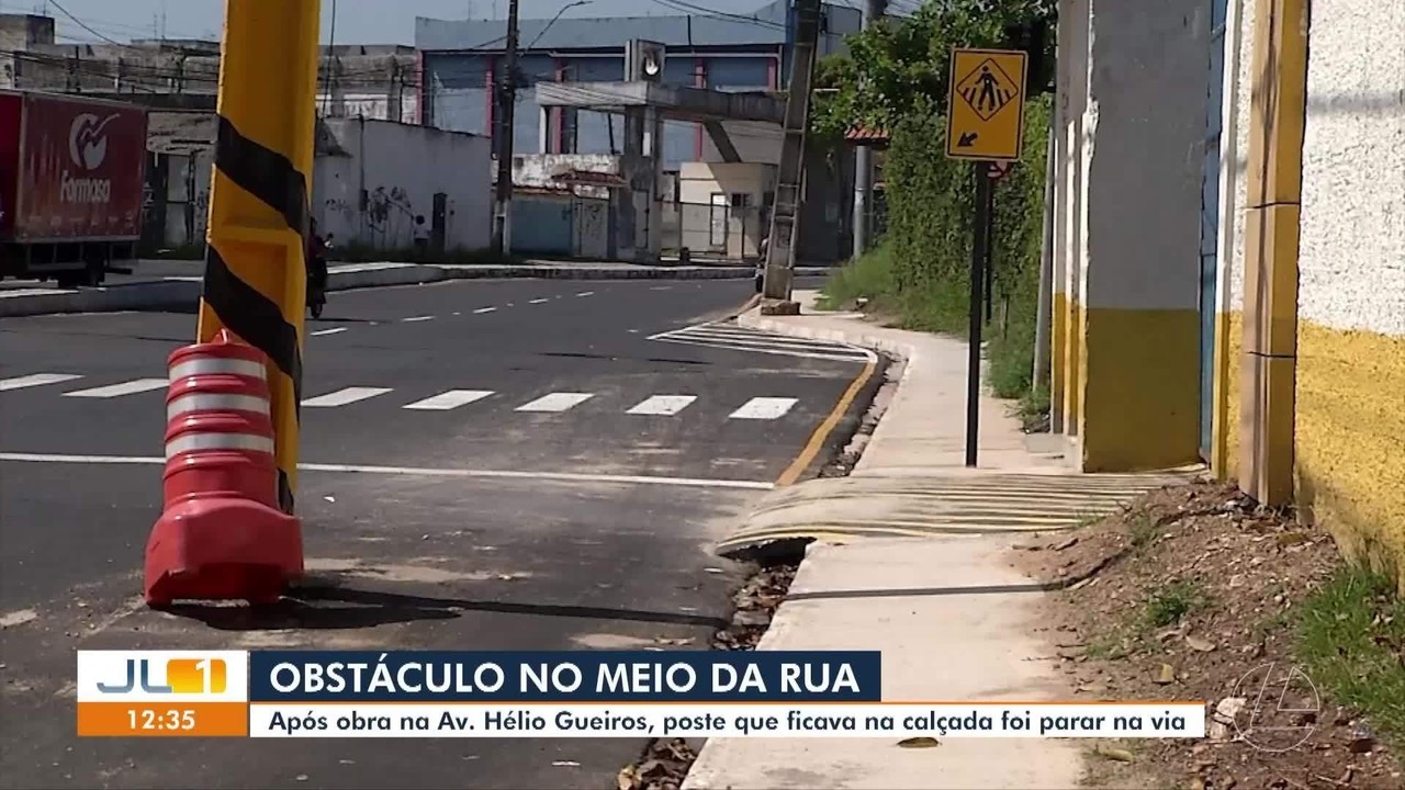Obra deixa postes no meio de avenida em Ananindeua e gera risco de acidentes