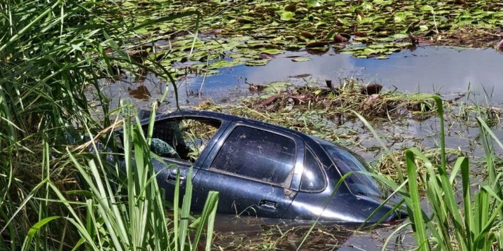 Veículo caiu dentro do lago na BR-222 — Foto: Divulgação/ PRF