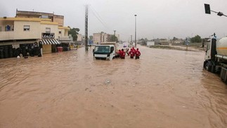 Equipe da Crescente Vermelha trabalha em meio a inundação após tempestade na cidade de Al Bayda, na Líbia, no dia 11 de setembro de 2023 — Foto: Crescente Vermelha/AFP