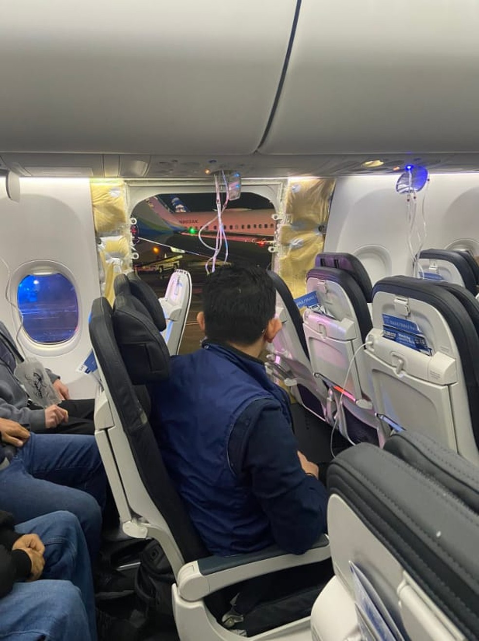 Avião fez pouso de emergência após porta abrir durante voo, nos EUA, em 6 de janeiro de 2024 — Foto: Redes sociais