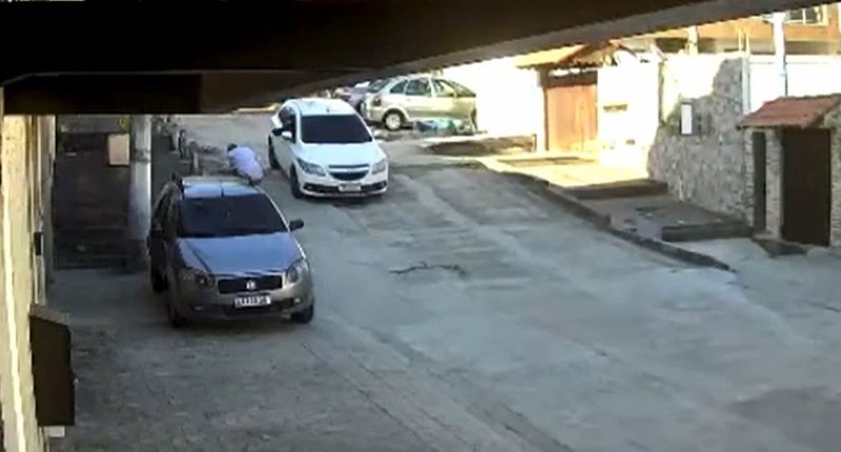 Policial civil do RJ estava abaixado quando assassinos chegaram e deram mais de 10 tiros; vídeo mostra o crime